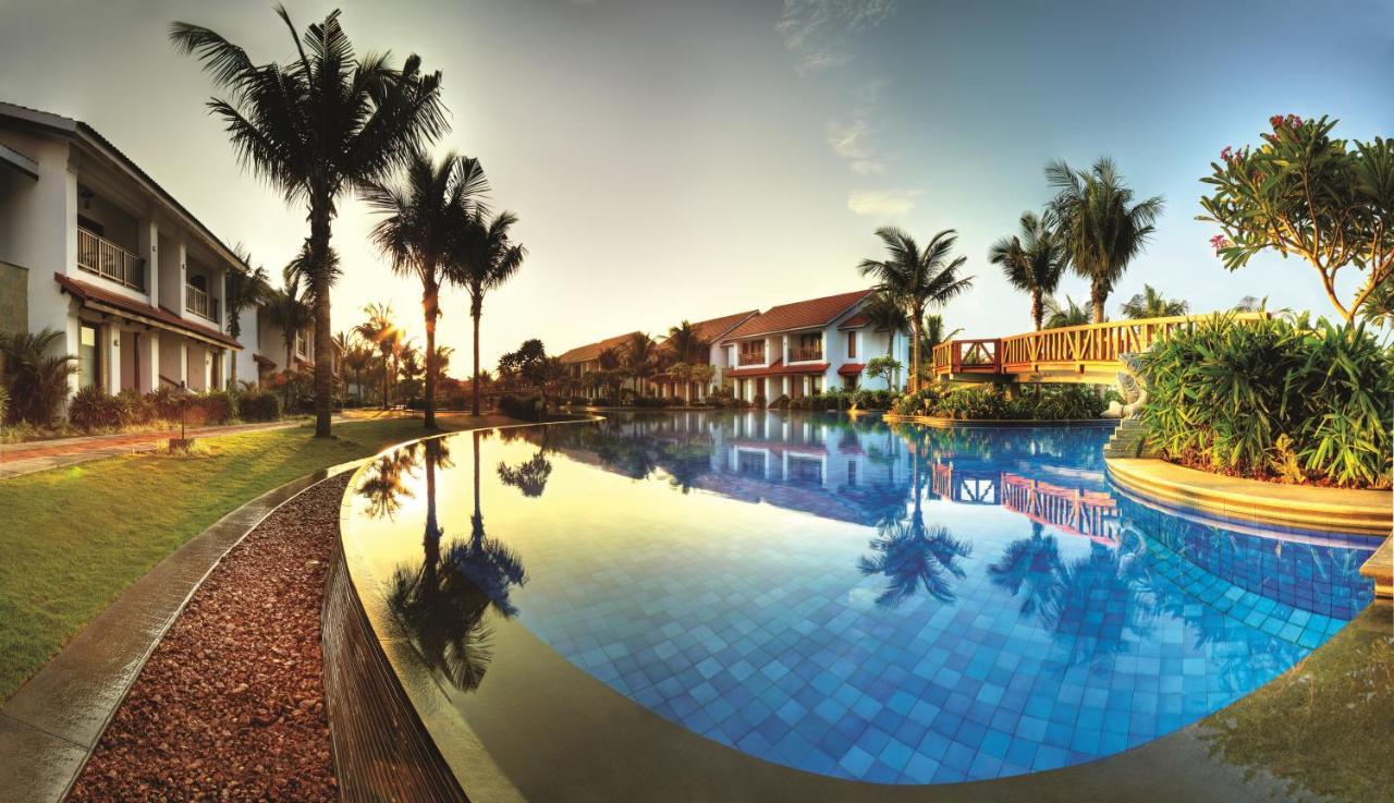 Radisson Blu Resort Temple Bay Mamallapuram ภายนอก รูปภาพ The pool at the resort