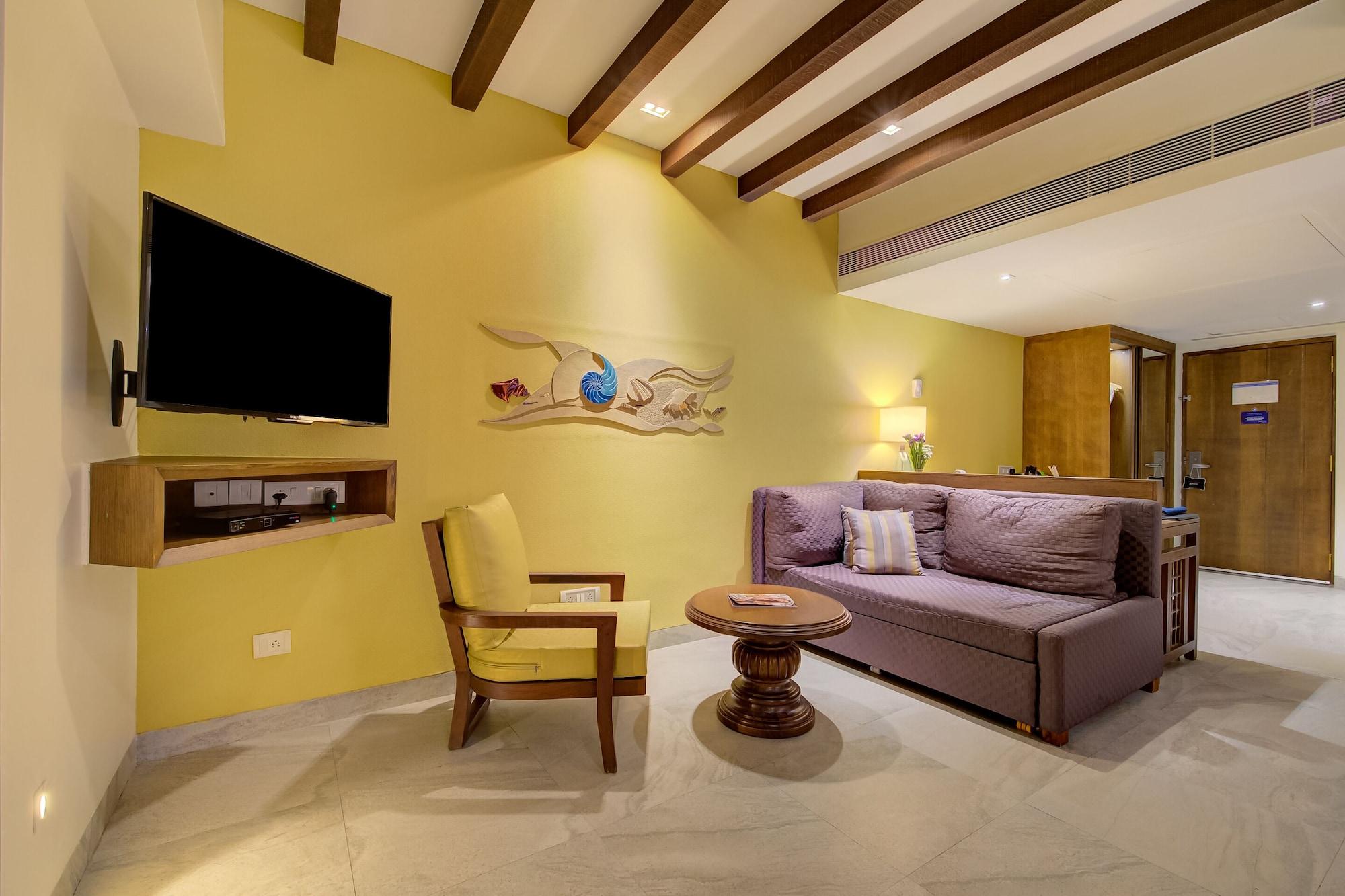 Radisson Blu Resort Temple Bay Mamallapuram ภายนอก รูปภาพ Living room of a suite at the Park, Hyderabad