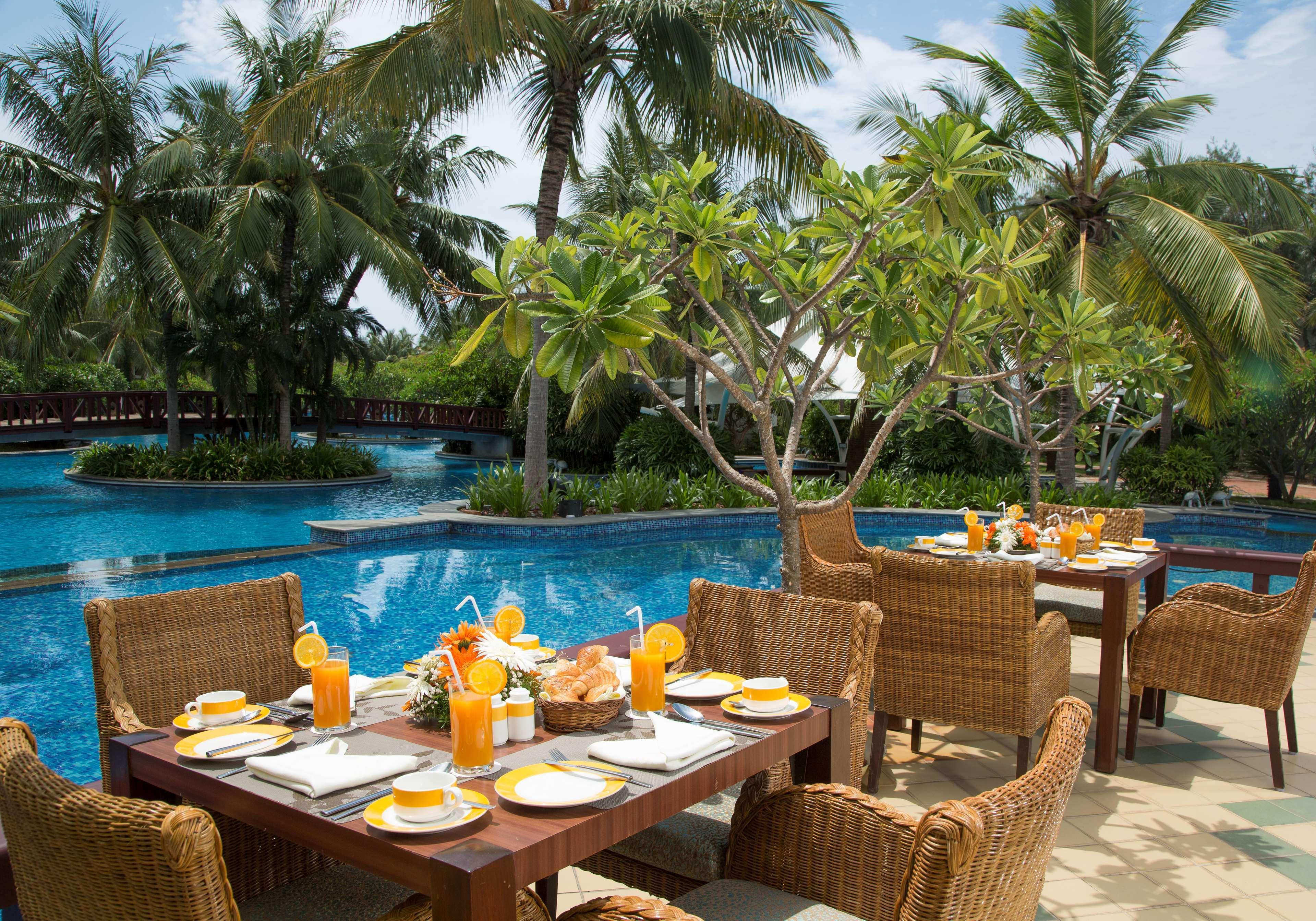 Radisson Blu Resort Temple Bay Mamallapuram ภายนอก รูปภาพ The pool at the Le Méridien, Phuket Resort & Spa